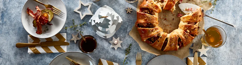 Kerstkrans met rauwe ham, pistachenoten en feta