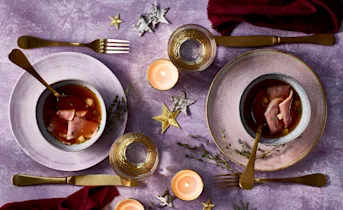Wildbouillon met gerookte eendenborst