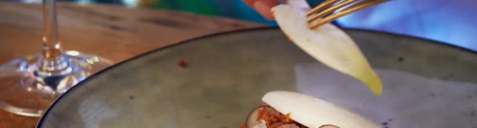 Kippenlevercrème met witlof en uiencrumble