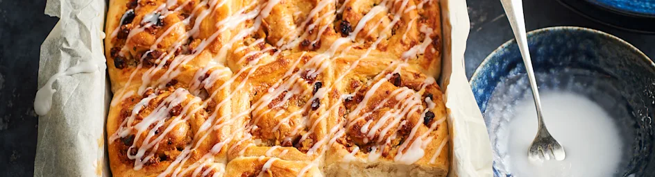 Amandelbroodjes met rozijnen en rozemarijn