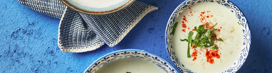 Turkse yoghurtsoep met munt