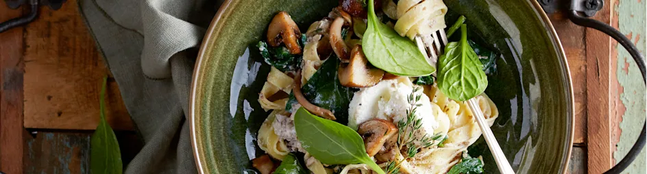 Tagliatelle met paddenstoelentapenade en ricotta