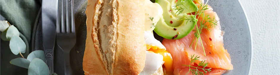 Gepocheerd ei met hollandaisesaus en gerookte zalm