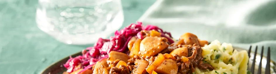 Snelle hachee met rodekool en peterseliepuree