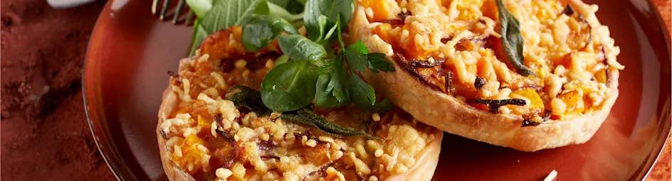 Zoete-aardappeltaartjes met rode ui en salie