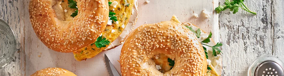 Bagels met kruidige feta-omelet
