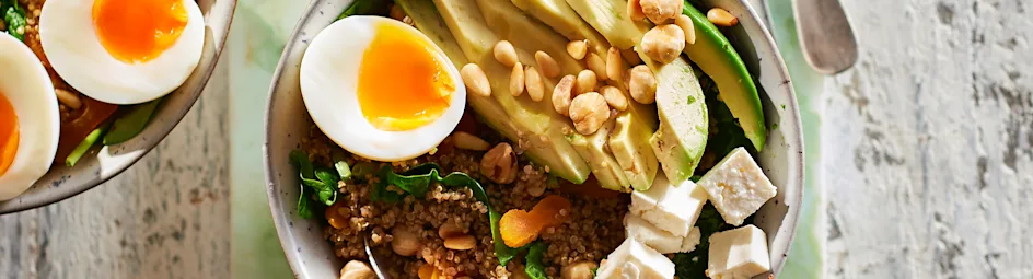 Hartige bowl met noten en avocado