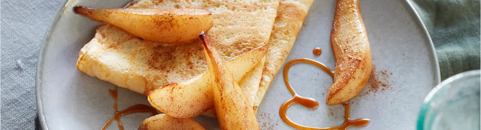 Crêpes met gebakken peertjes en karamelsaus