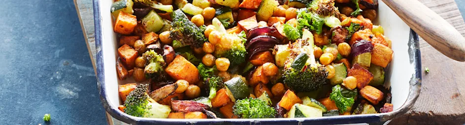 Geroosterde zoete aardappel met kruidige groenten en kikkererwten