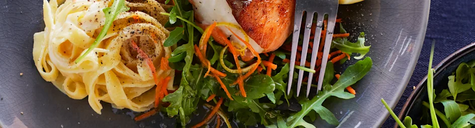 Saltimbocca van kabeljauw en zalm met romige tagliatelle