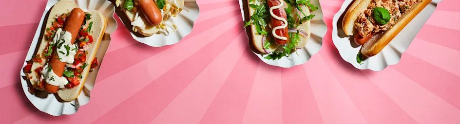 Hotdogs met geitenkaas, basilicum en tomaatjes