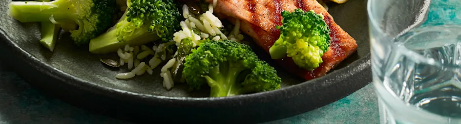 Gegrilde zalm met broccoli en kruidenrijst
