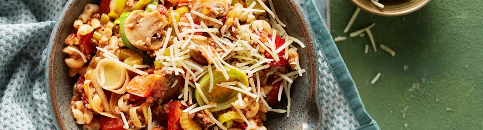 Macaroni met kruidige gehaktsaus