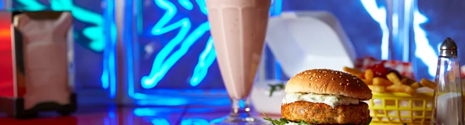 Zalmburger met dille en komkommersalade