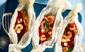 Garnalenpakketje met tomaatjes en knoflook