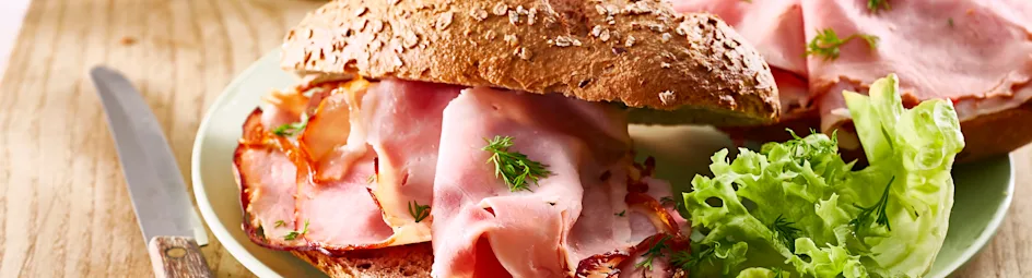 Broodje beenham met honing-mosterdsaus