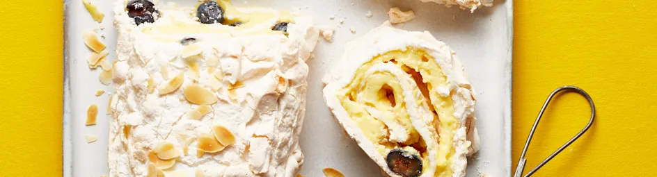 Meringuerol met vanillevulling en blauwe bessen