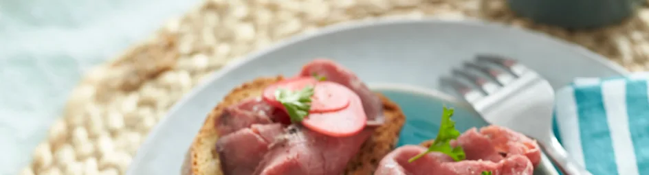 Crostini met rosbief en zoetzure radijsjes