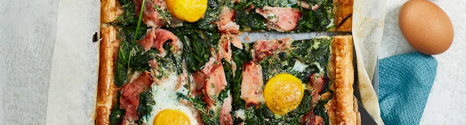 Provençaalse taart met ham, spinazie en spiegeleitjes