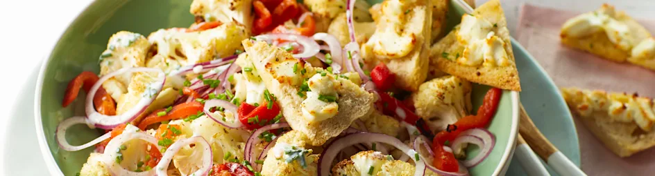 Bloemkoolsalade met geitenkaas en pitapuntjes