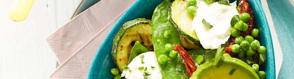 Groene groentensalade met avocadodressing