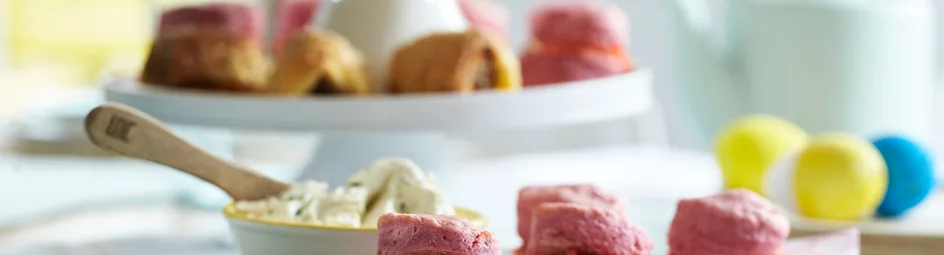 Bietenscones met bieslookroomkaas en zalm