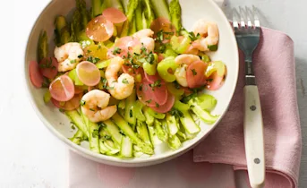 Aspergesalade met garnalen en radijs
