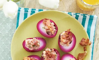 Roze gevulde eieren met krokante bacon