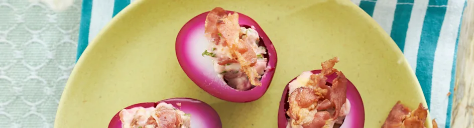 Roze gevulde eieren met krokante bacon