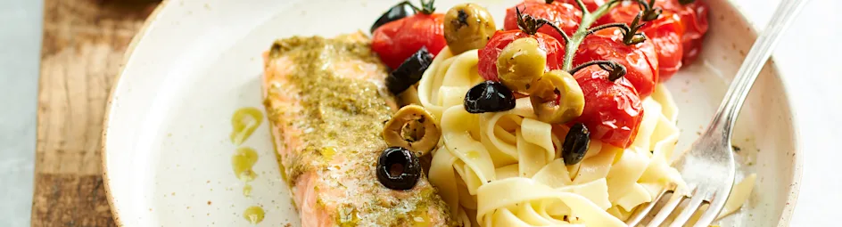 Zalm met pesto en gepofte tomaatjes