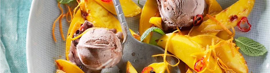 Geroosterde mango met chocolade-ijs
