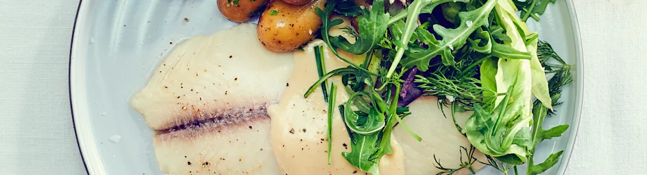 In jasmijnthee gepocheerde tilapia