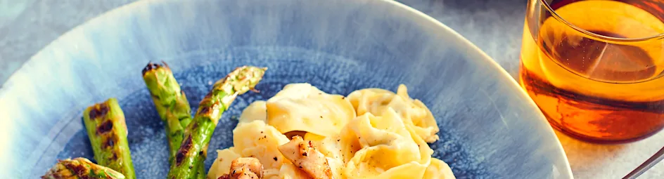 Spinazietortellini met kip, asperges en geitenkaas