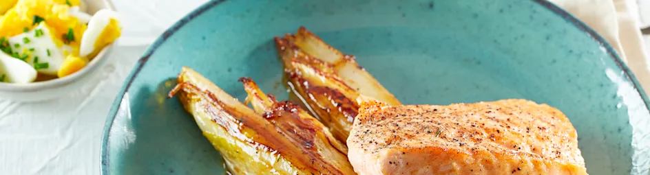 Gebakken zalm met gekaramelliseerde witlof en ei