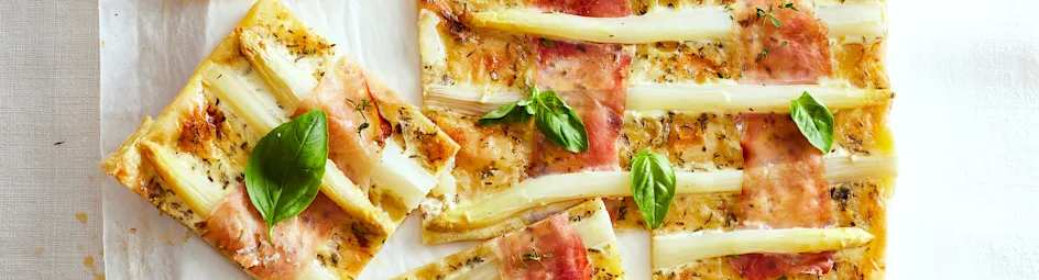 Bladerdeegtaart met asperges, ham en basilicum