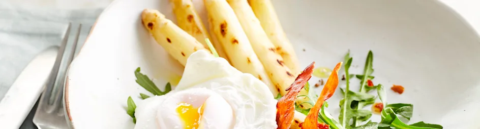 Salade met geroosterde asperges en gepocheerd ei