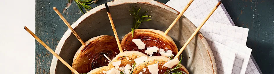 Balsamico-uien met rozemarijn en parmezaan