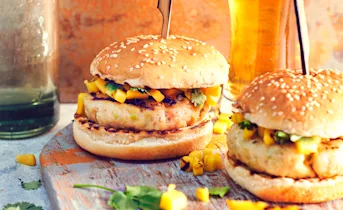 Thaise kabeljauwburgers met gegrilde mango