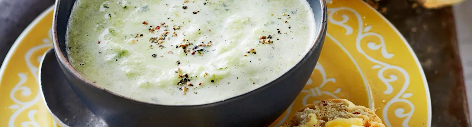 Courgettesoep met kaasbroodjes