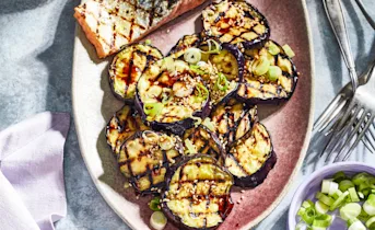 Gegrilde aubergine met oosterse dressing