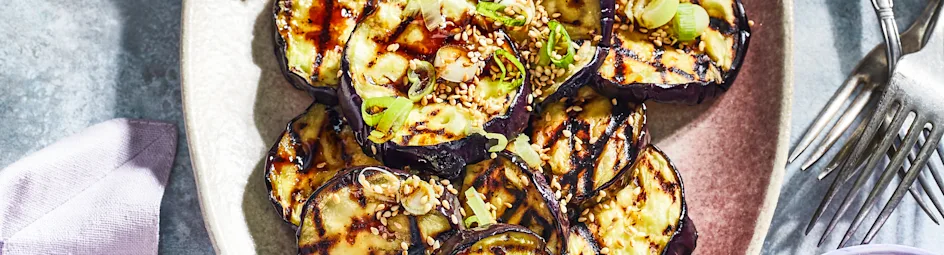 Gegrilde aubergine met oosterse dressing