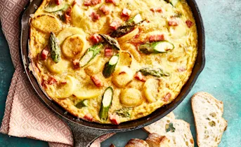 Frittata met ham, aardappel en groene asperges