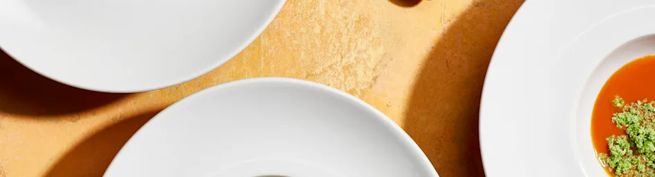 Tomatenbouillon met basilicum-yoghurtijs