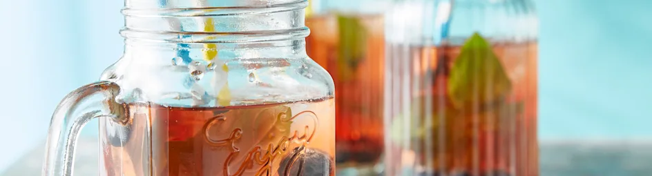 Bosvruchten-ijsthee met basilicum