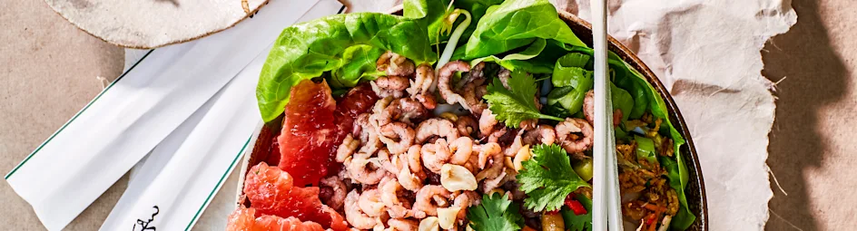 Vietnamese noedelsalade met garnalen en grapefruit
