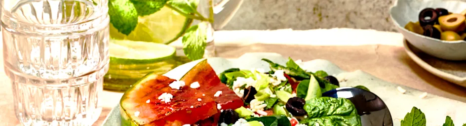 Griekse salade met gegrilde watermeloen en spinazie