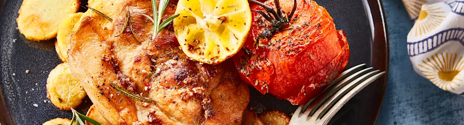 Rozemarijnaardappeltjes met karbonade en geroosterde tomaten