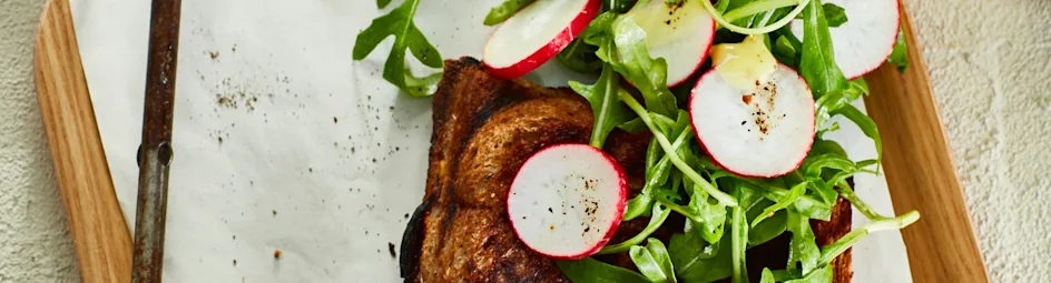 Tosti met makreel en radijsspread