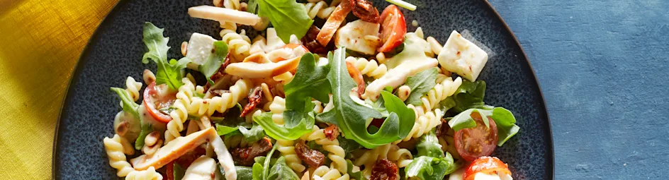 Pastasalade met gerookte kip, tomaatjes en honing-mosterddressing