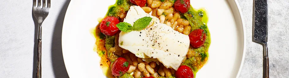 Kabeljauw met geroosterde tomaatjes, cannellinibonen en olijven